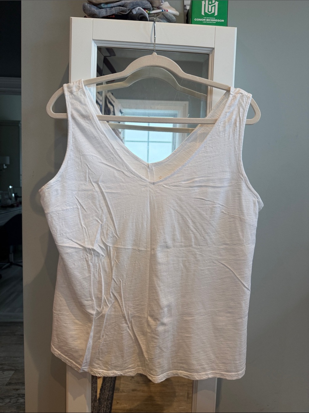 Lilly Pulitzer White V-Neck Sleeveless Tank Top